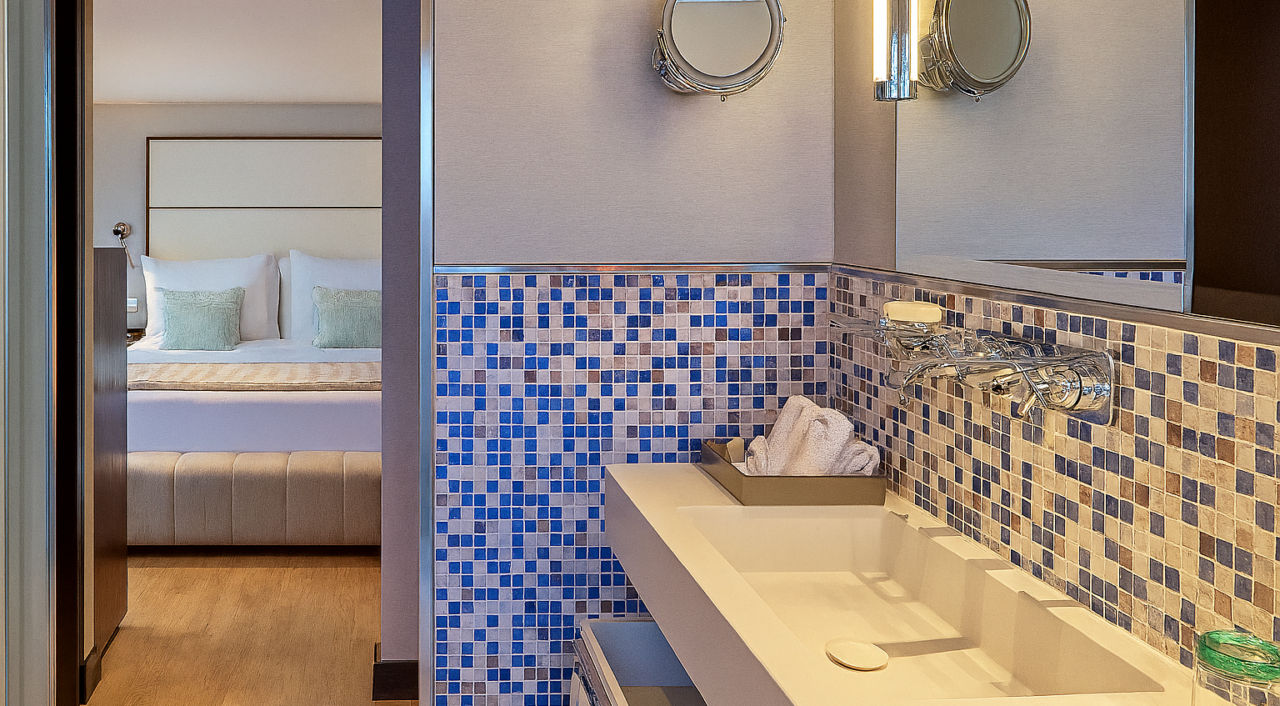 Bathroom with marble finishes on Oberoi Zahra