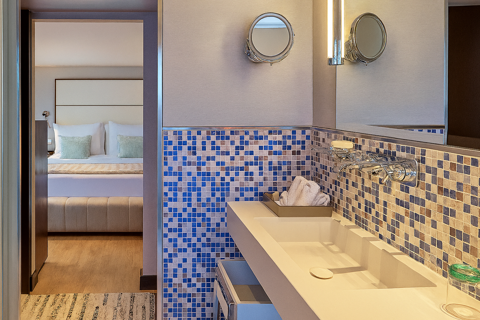 Bathroom with marble finishes on Oberoi Zahra