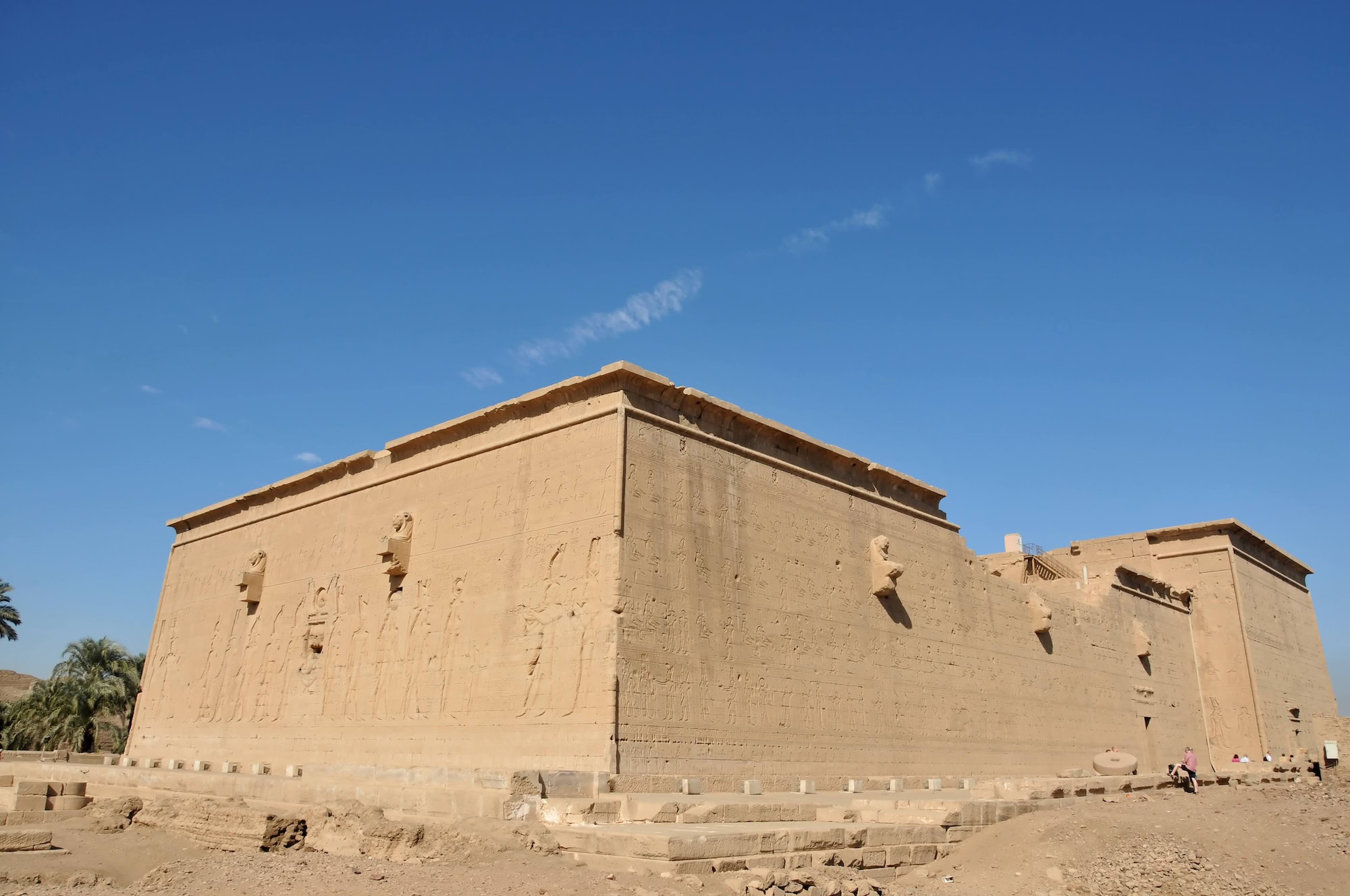 Templo de Horus en Edfu con jeroglíficos y columnas de piedra arenisca