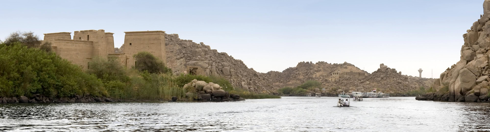 Complexo do Templo de Philae em Aswan, Egito, com estruturas antigas junto ao rio