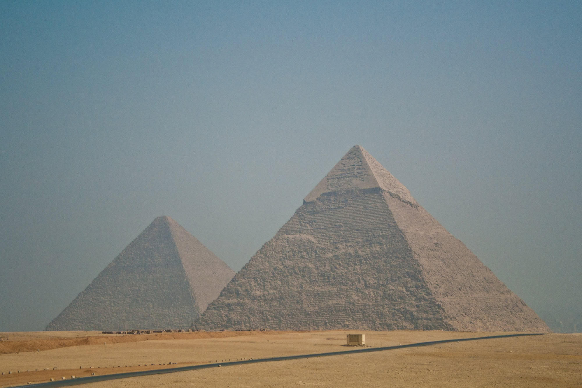 Las icónicas pirámides de Giza en el desierto egipcio