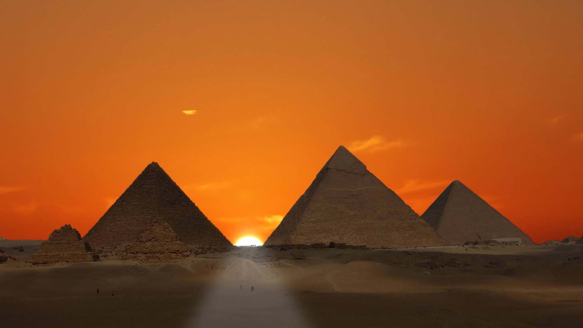Pirámides de Giza bajo el sol en el desierto egipcio