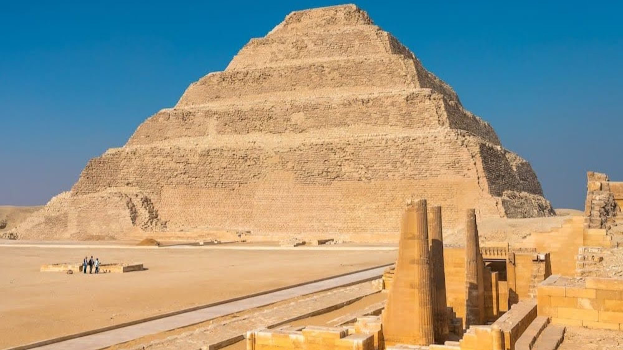 Pirámide escalonada de Djoser en Saqqara con bloques de piedra antigua