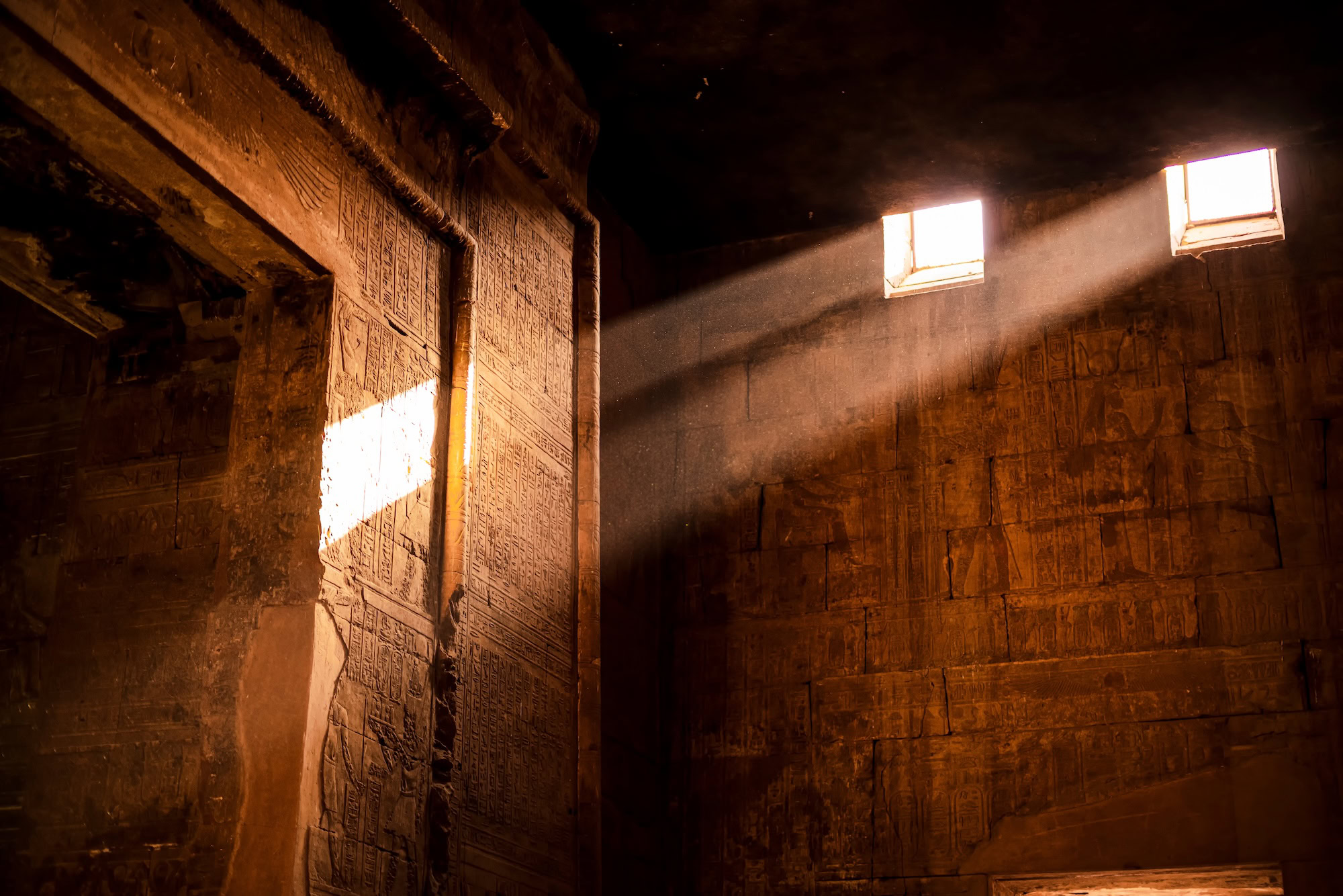 Interno danneggiato del tempio egizio con colonne e soffitto annerito