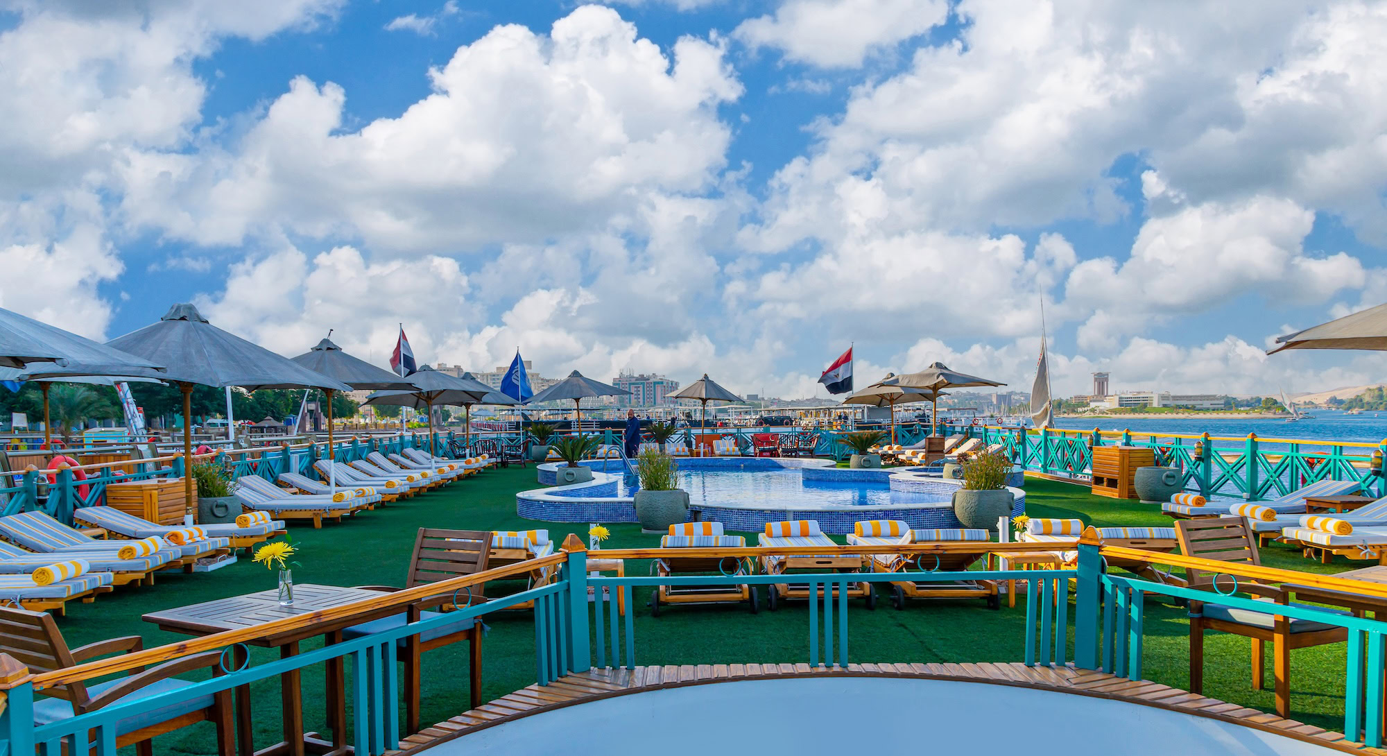Ponte lussuoso di nave da crociera sul Nilo con piscina e lettini