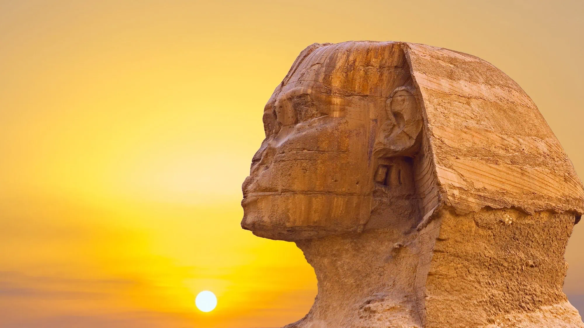Maestosa Grande Sfinge di Giza illuminata dal sole con l'antico monumento sullo sfondo