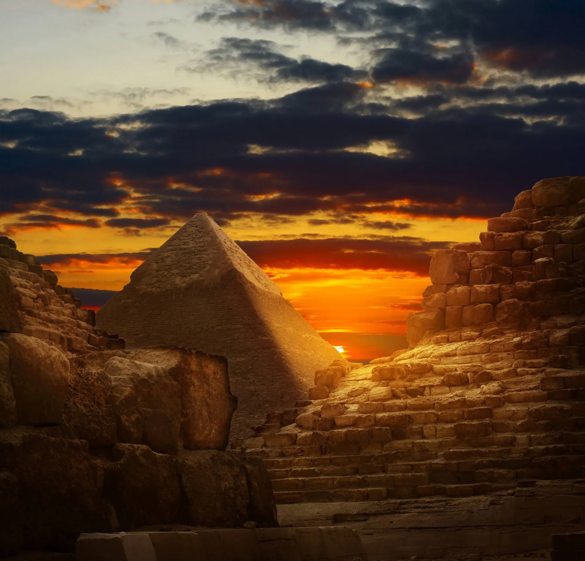 Pirâmide de Gizé sob sol intenso no deserto egípcio