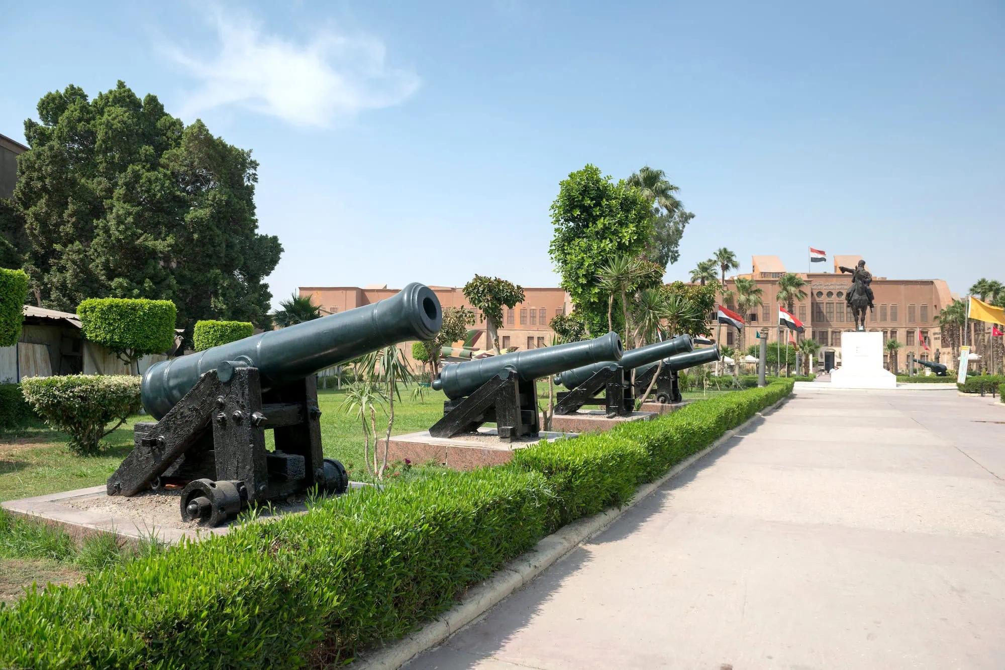 Vista do Museu Militar na Cidadela do Cairo com canhões históricos e arquitetura tradicional