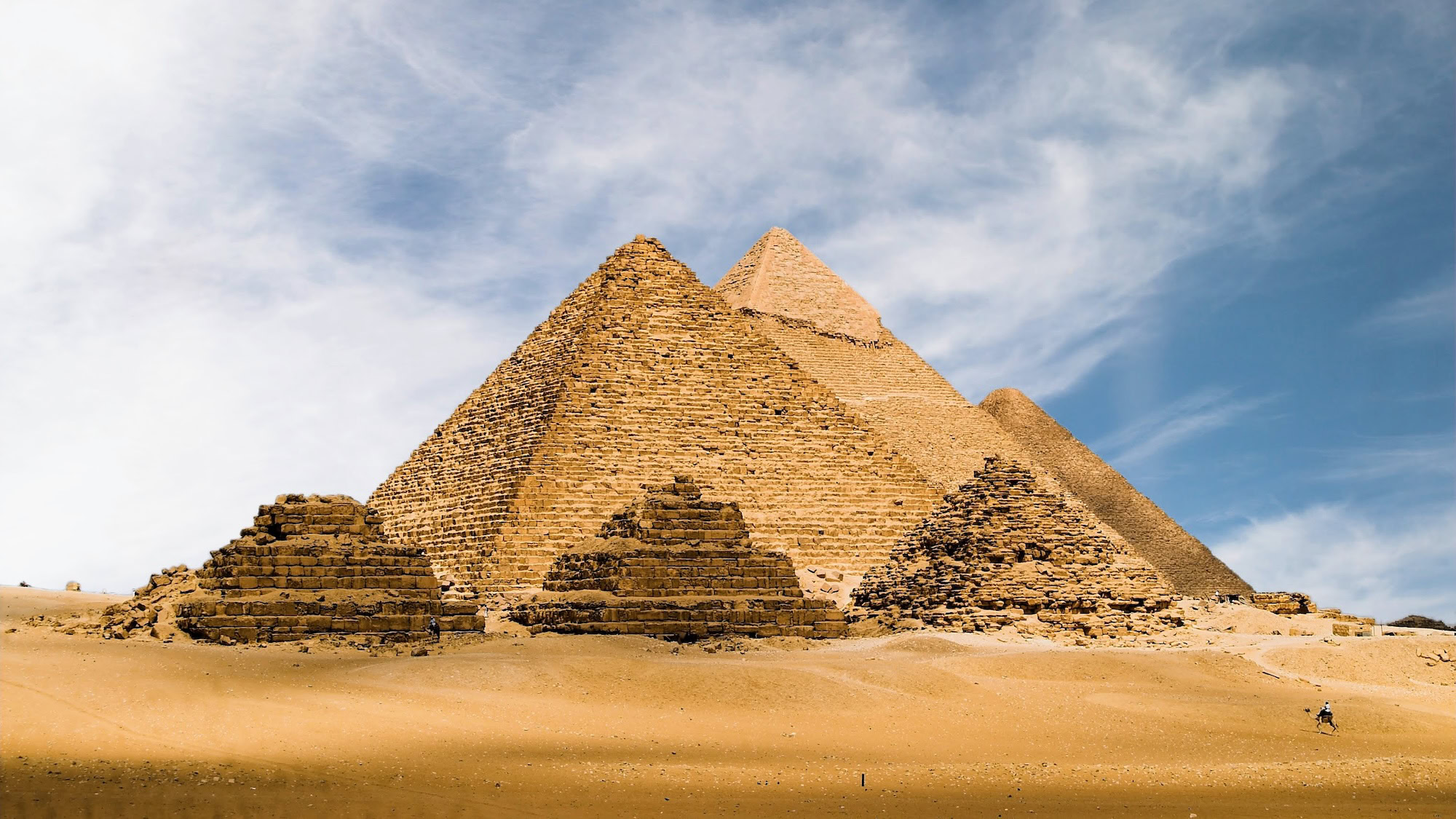 As majestosas Pirâmides de Gizé no deserto egípcio sob céu nublado