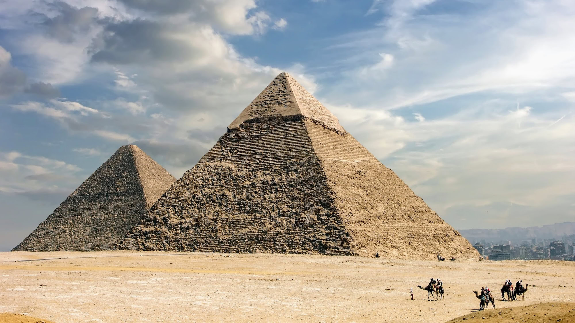 Las majestuosas Pirámides de Guiza con camellos y turistas en el desierto