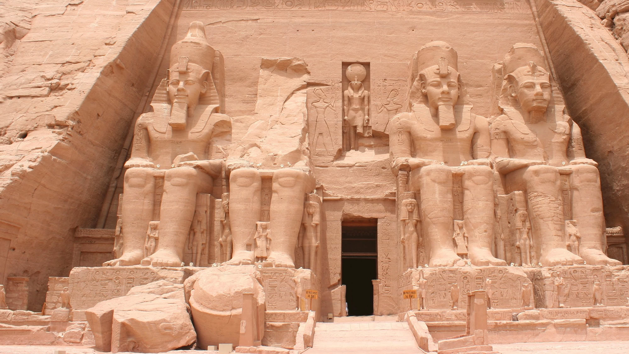 Templos de Abu Simbel con estatuas colosales del faraón Ramsés II excavadas en acantilado