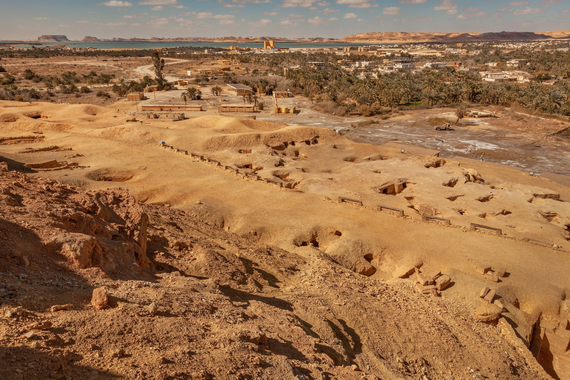 Sítio arqueológico no Egito com terreno desértico e ruínas antigas