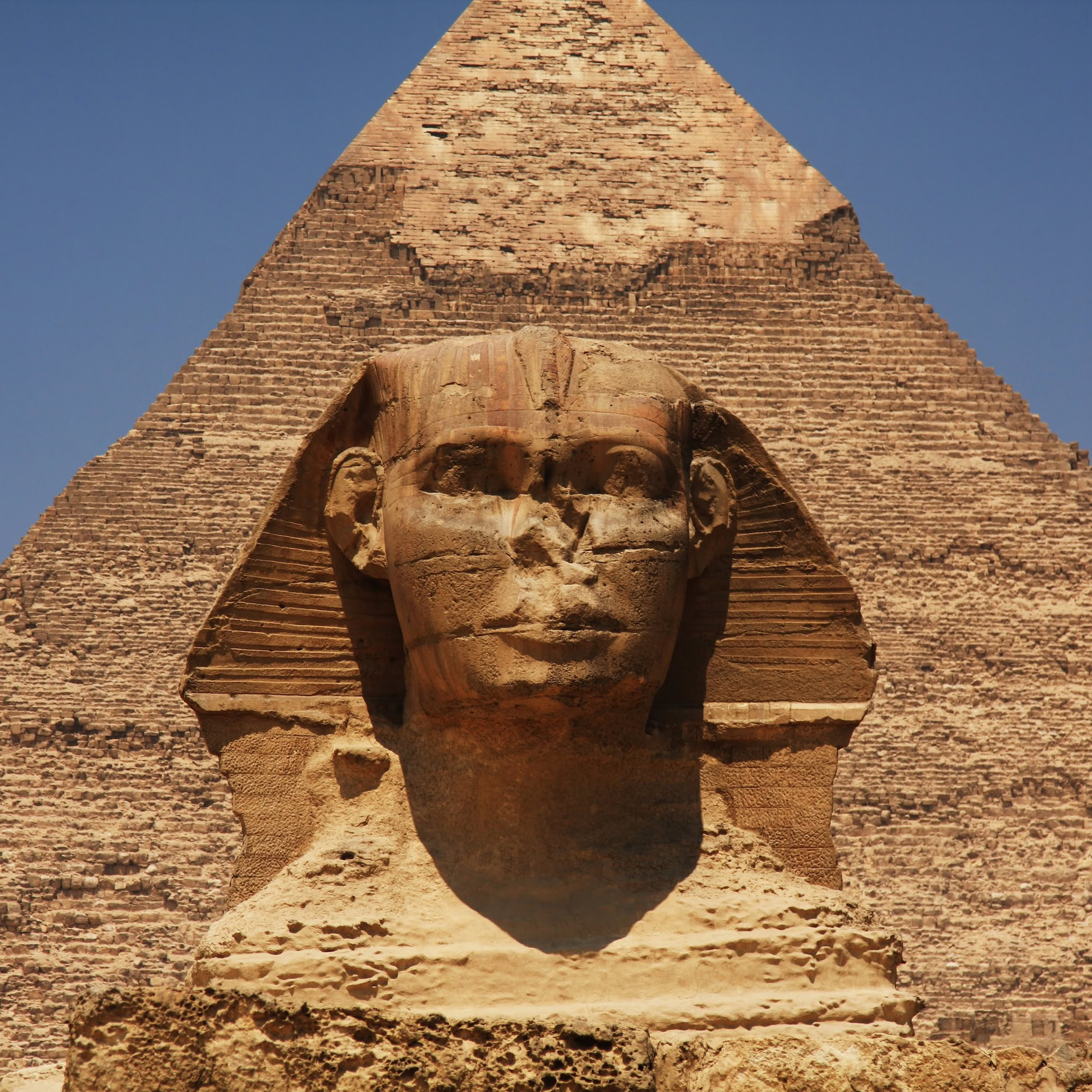 La Grande Sfinge di Giza con piramide sullo sfondo nel deserto egiziano