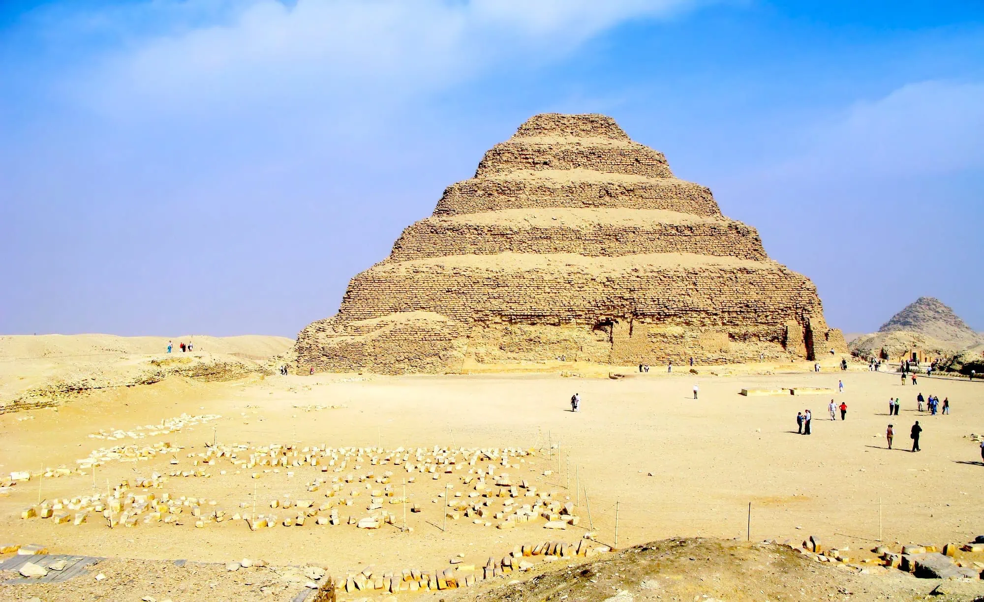 La Piramide a gradoni di Djoser nella necropoli di Saqqara, prima piramide dell'Antico Regno