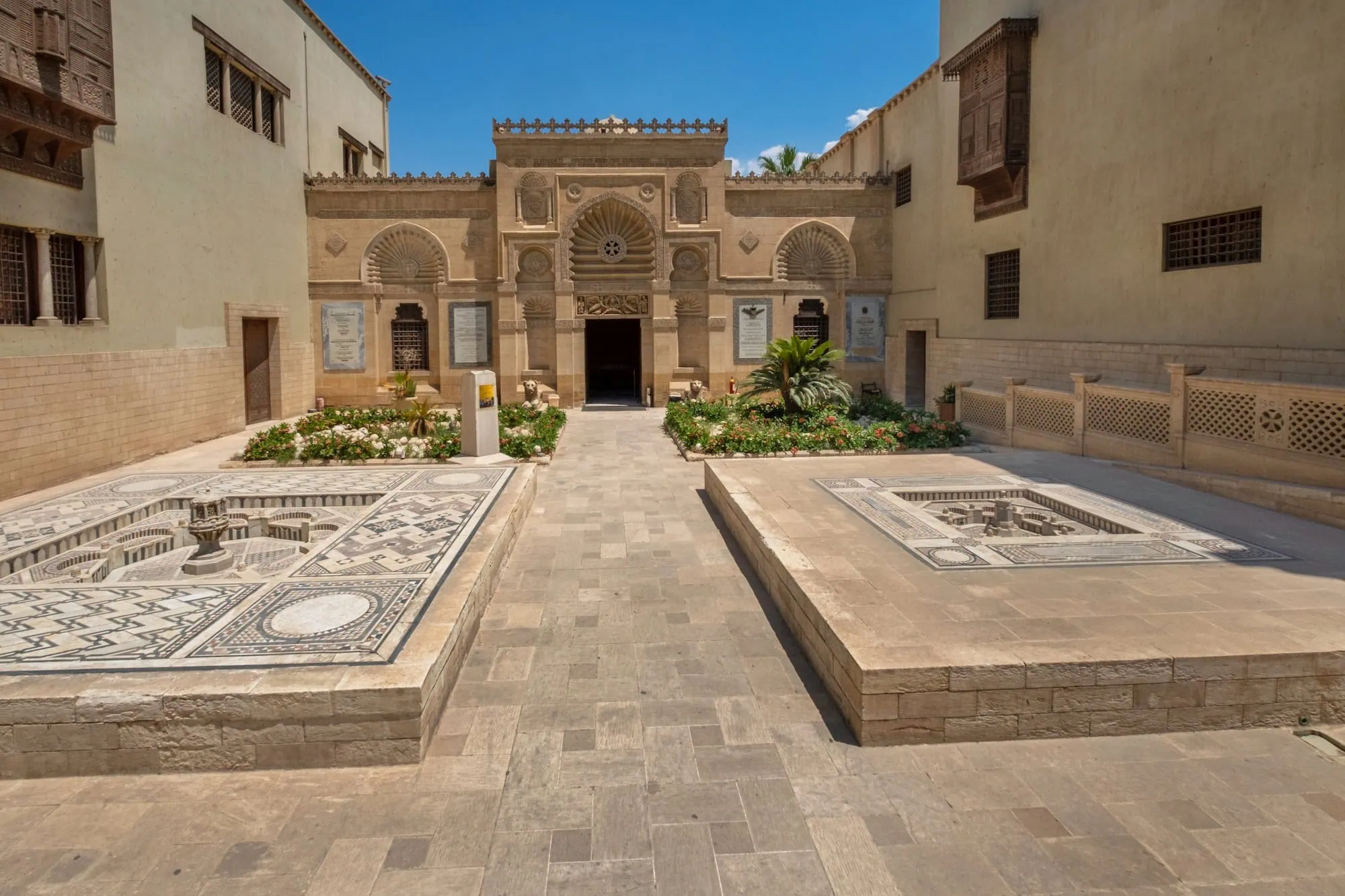 Patio sereno del Museo Copto con arquitectura tradicional y ambiente seguro para turistas