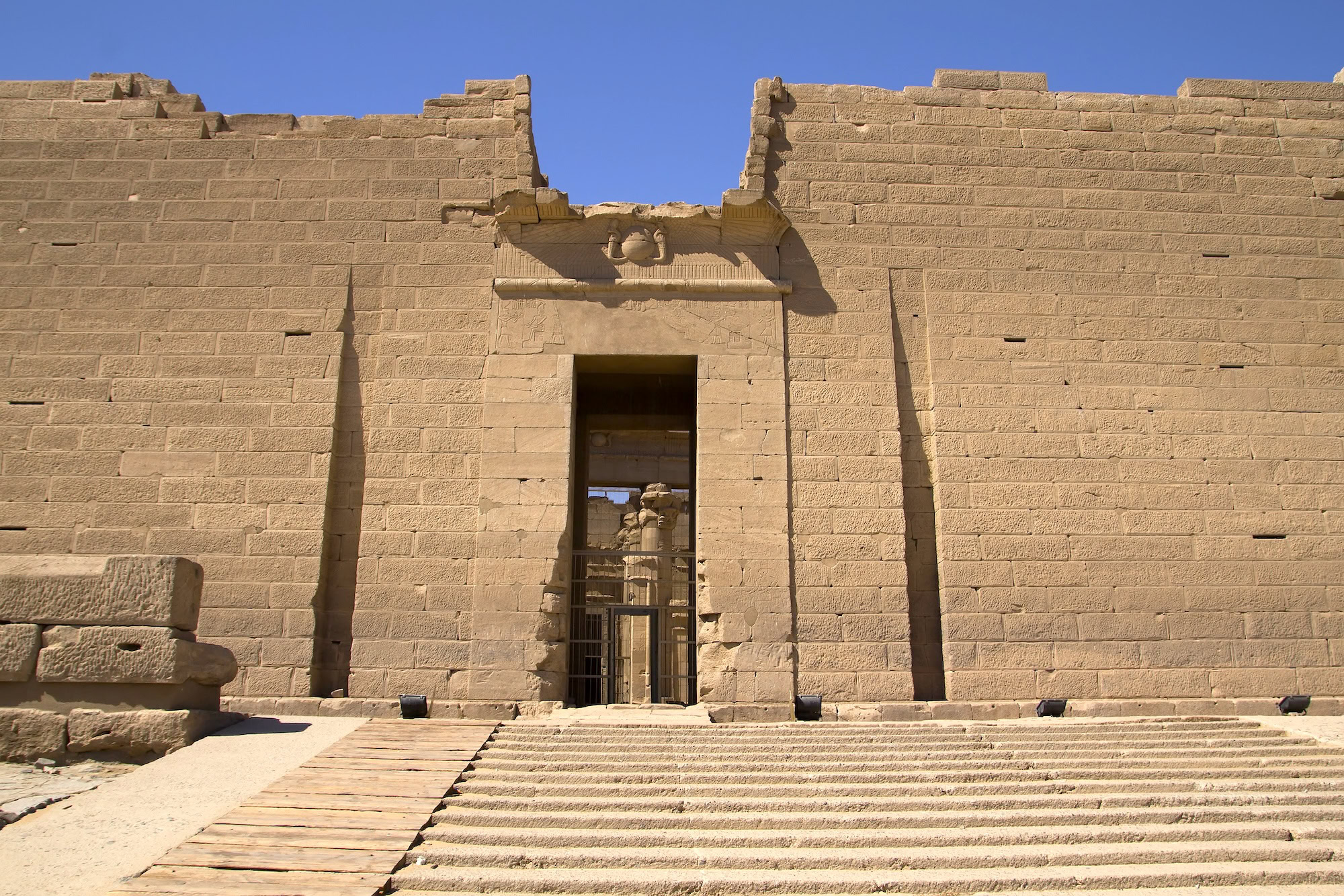 Escadaria e entrada de templo egípcio antigo com blocos de pedra