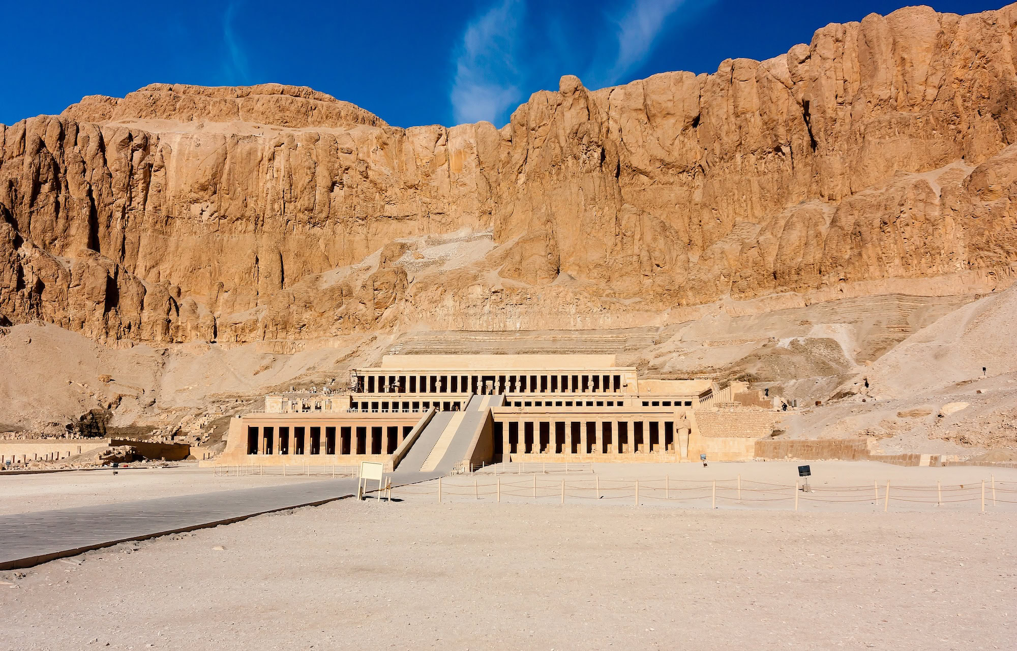 Templo de Hatshepsut con terrazas, columnas, rampas y patios en acantilados de piedra caliza
