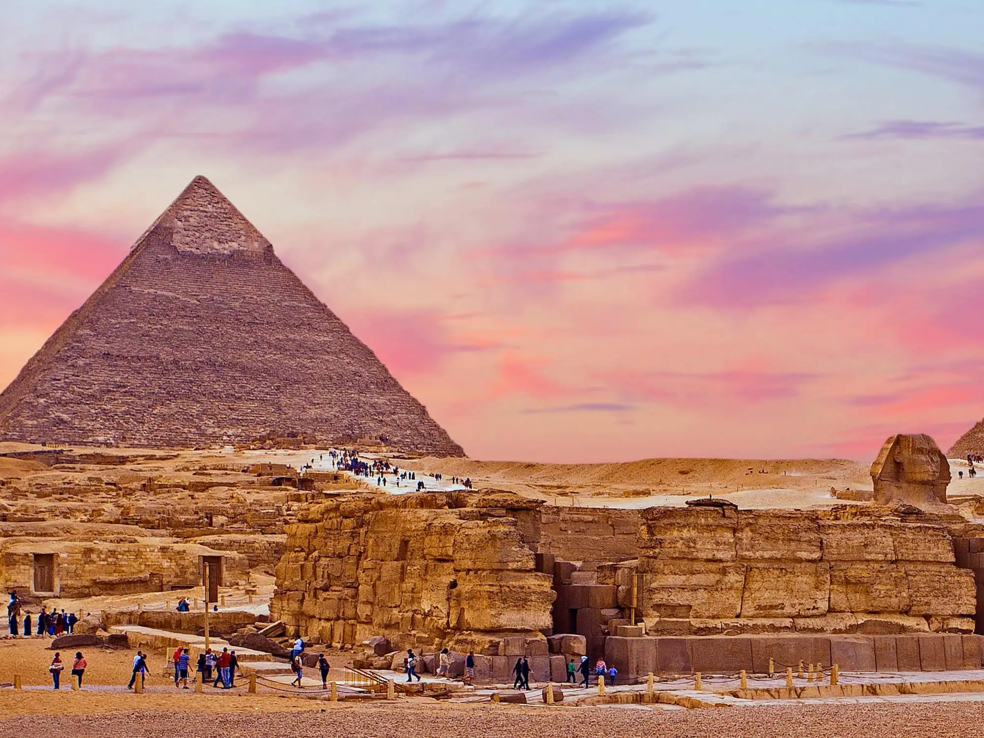 Complejo de Giza con la Esfinge, pirámide y ruinas antiguas en el desierto