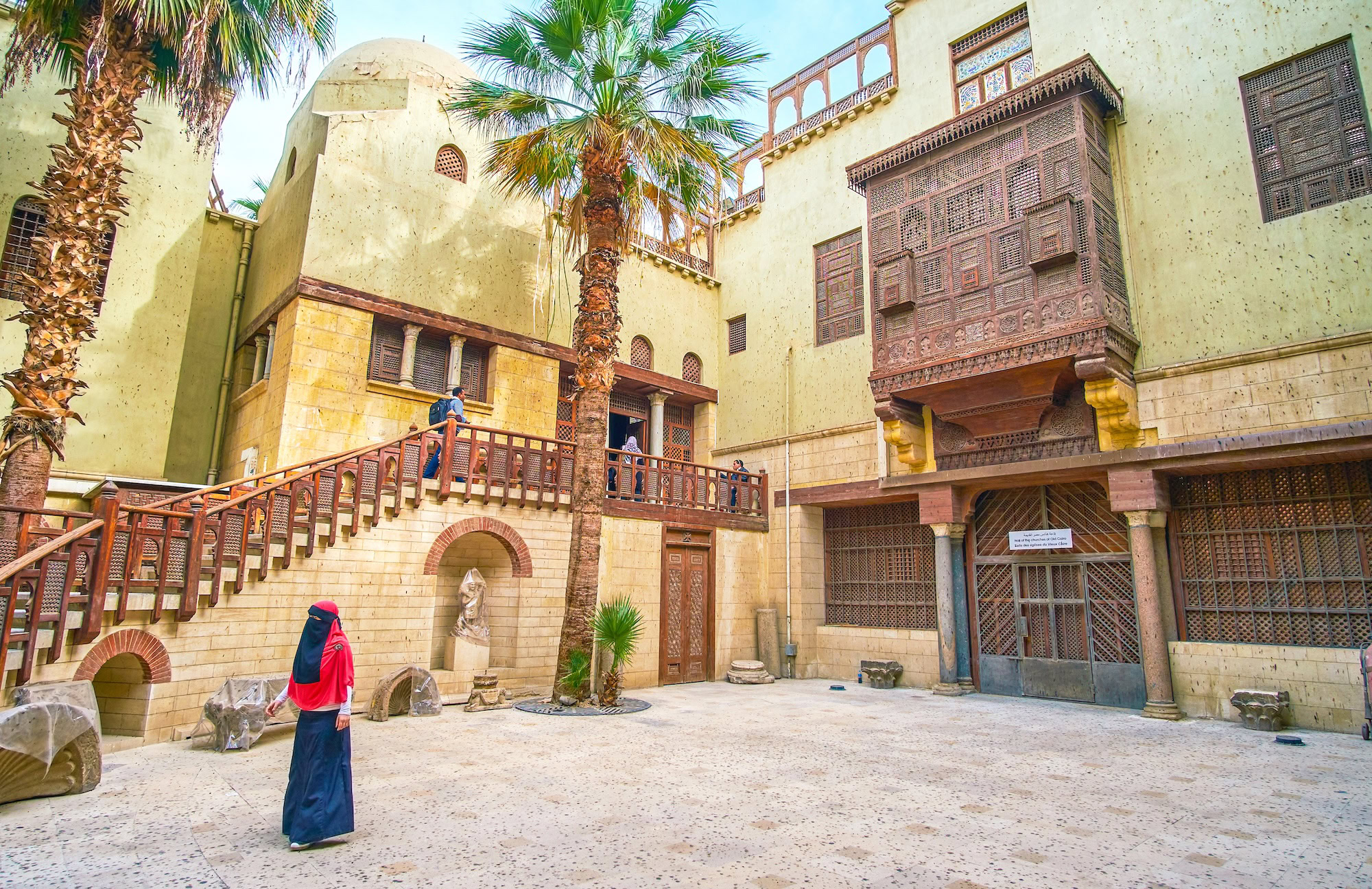 Cortile storico del Cairo islamico con persone in abiti tradizionali