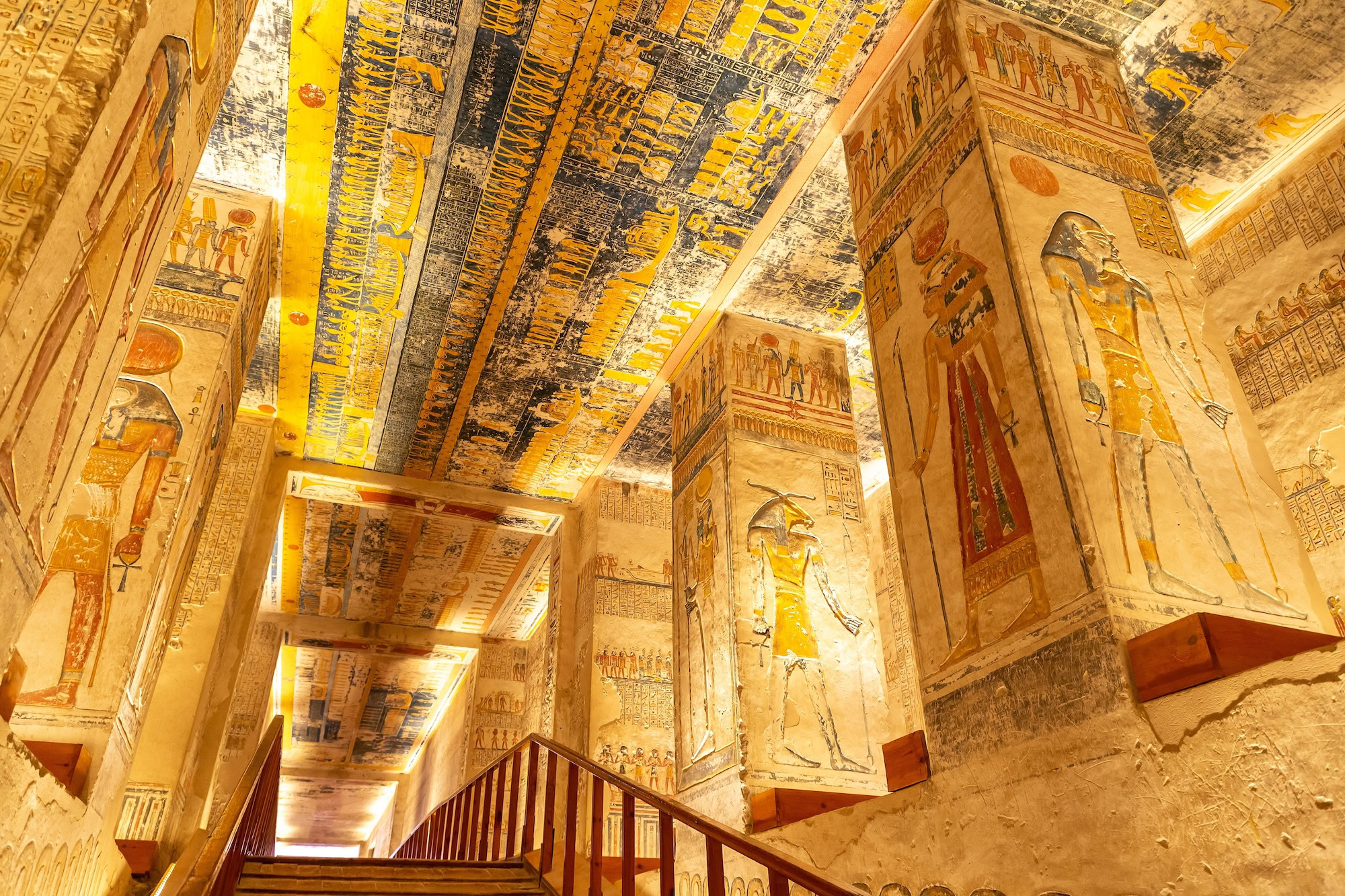 Tumba ricamente decorada no Vale dos Reis com hieróglifos e arte do antigo Egito