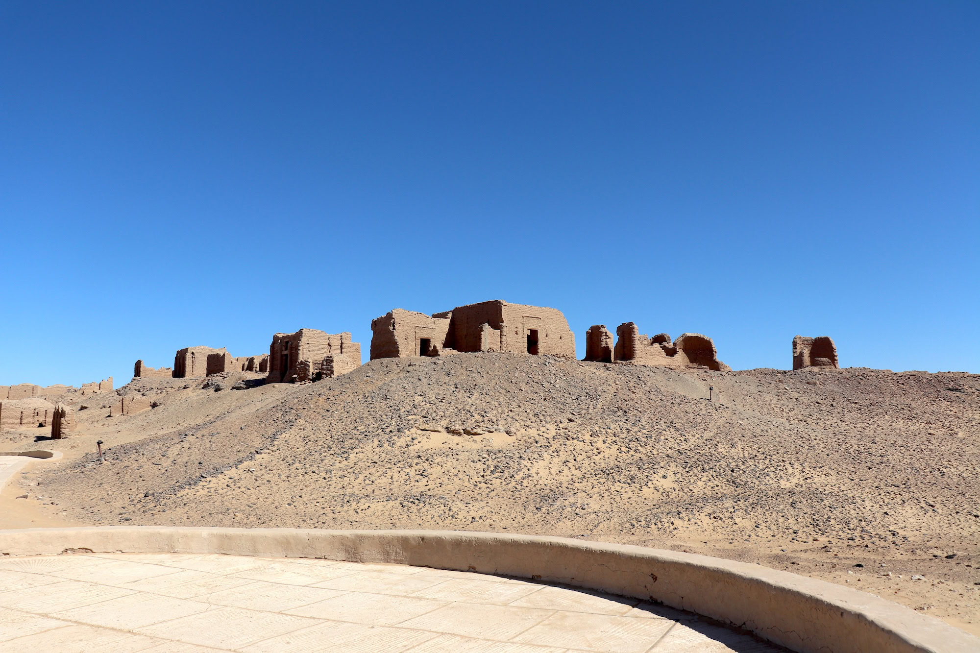 Ruinas antiguas en el desierto egipcio afectadas por vientos