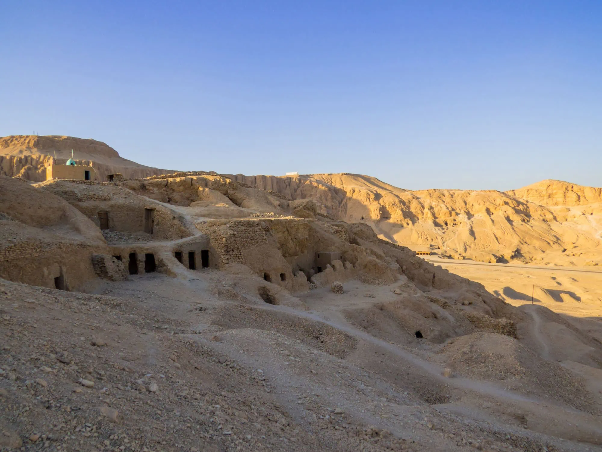 Valle de los Reyes con tumbas antiguas y senderos del desierto