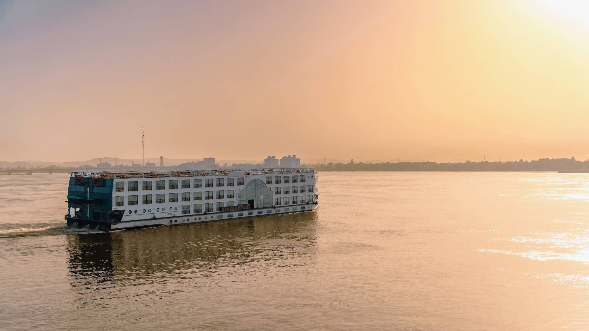 Crucero por el río Nilo navegando al atardecer