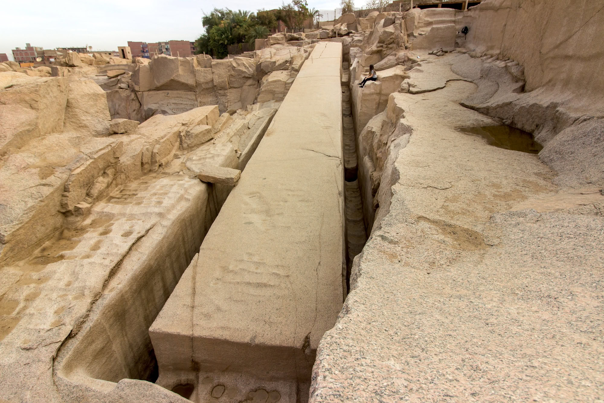 Antiga pedreira egípcia com blocos de calcário esculpidos e local de escavação para trabalho em pedra