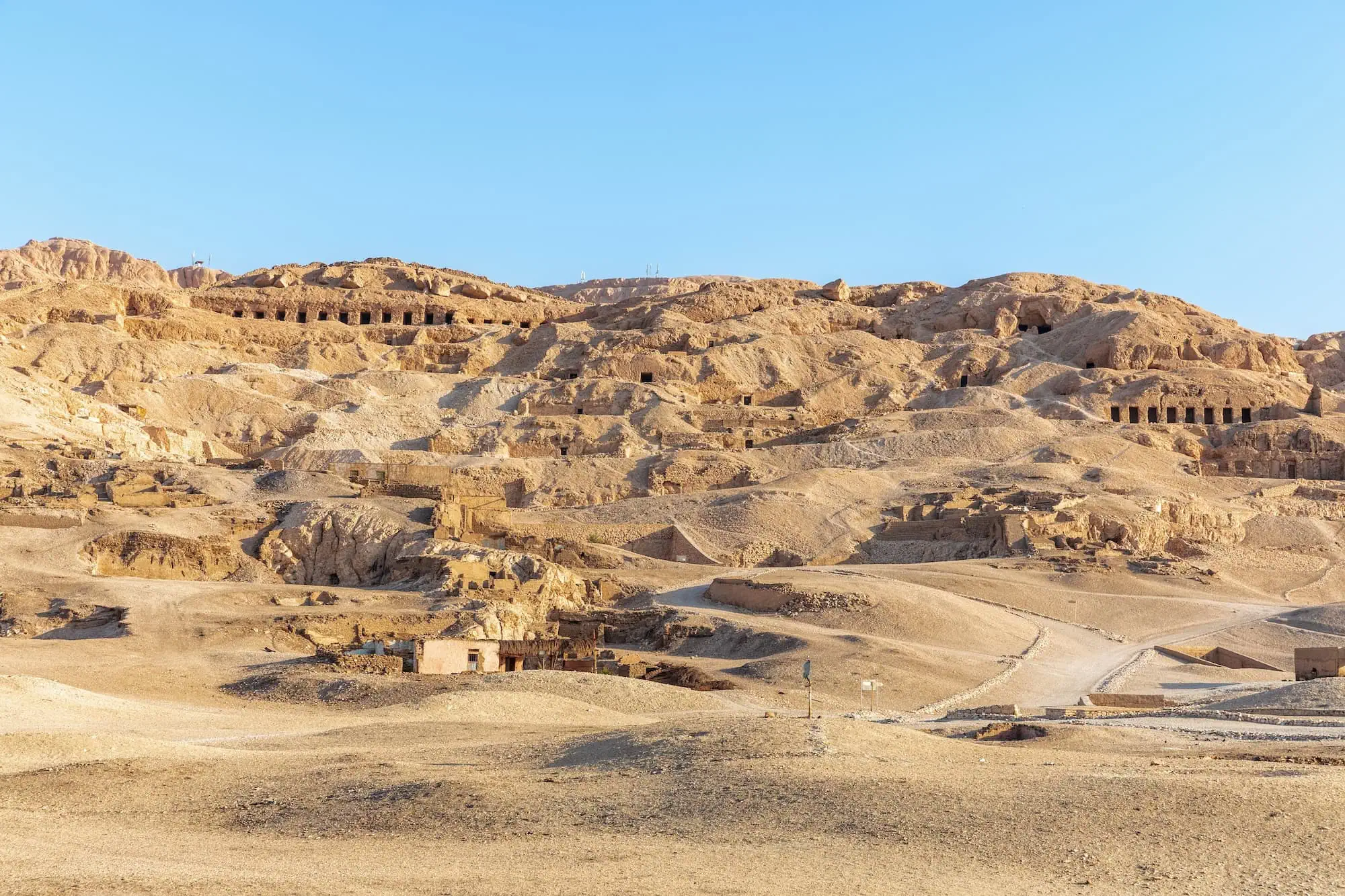 Entradas de tumbas excavadas en la roca en el Valle de los Reyes