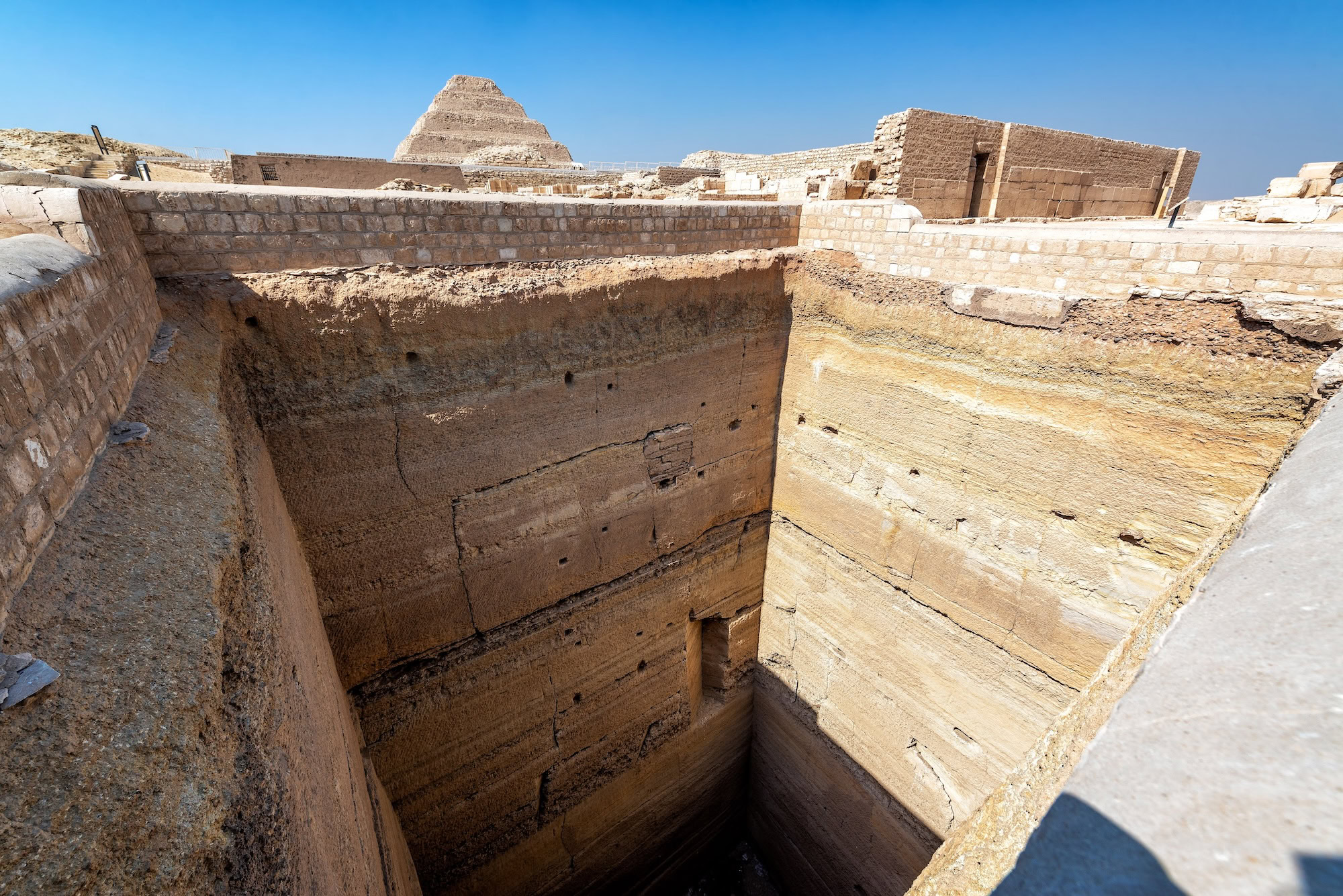 Camere di scavo e muri di pietra dell'interno della piramide a gradoni