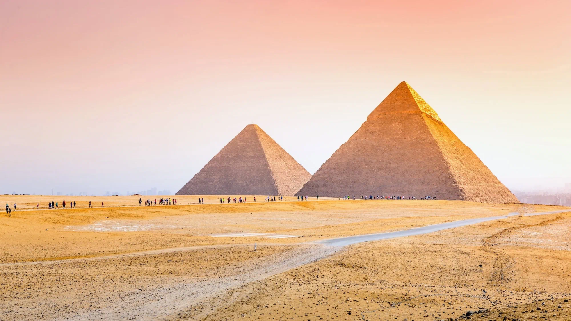Pirâmides do Egito com turistas visitando o sítio arqueológico no deserto