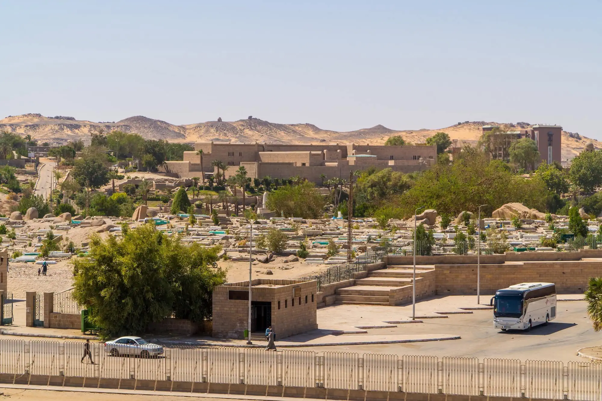 Vista panorámica del complejo del templo de Karnak mostrando ruinas antiguas y estructuras de piedra