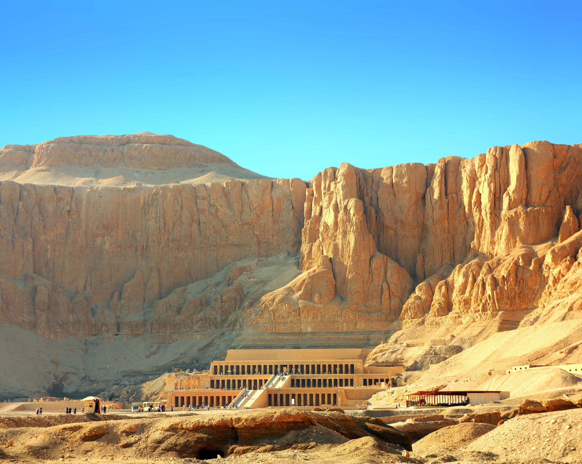Templo Mortuário de Hatshepsut em Luxor com sua arquitetura em terraços contra falésias calcárias