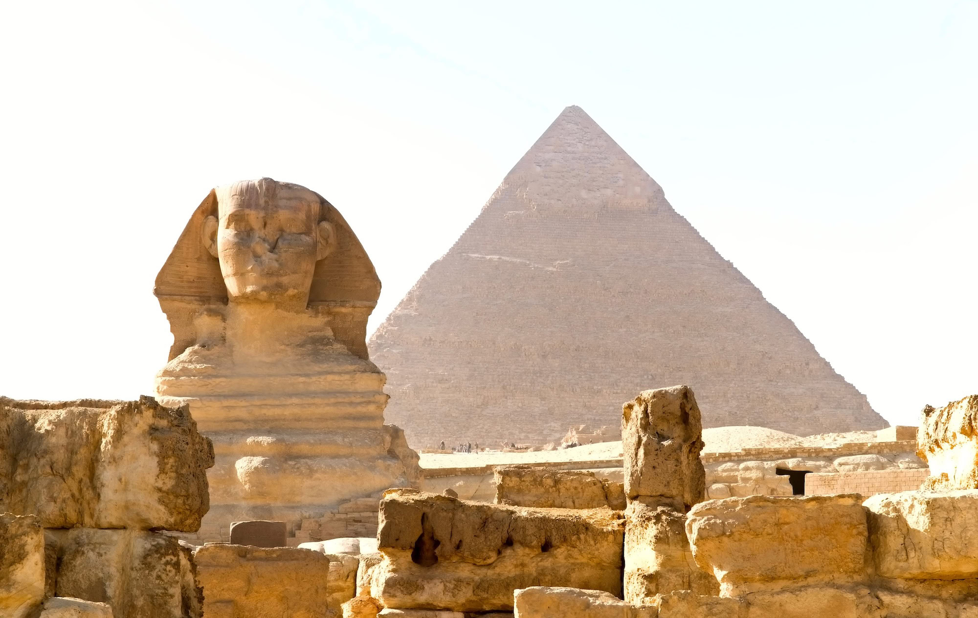 Esfinge e Grande Pirâmide de Gizé no deserto egípcio