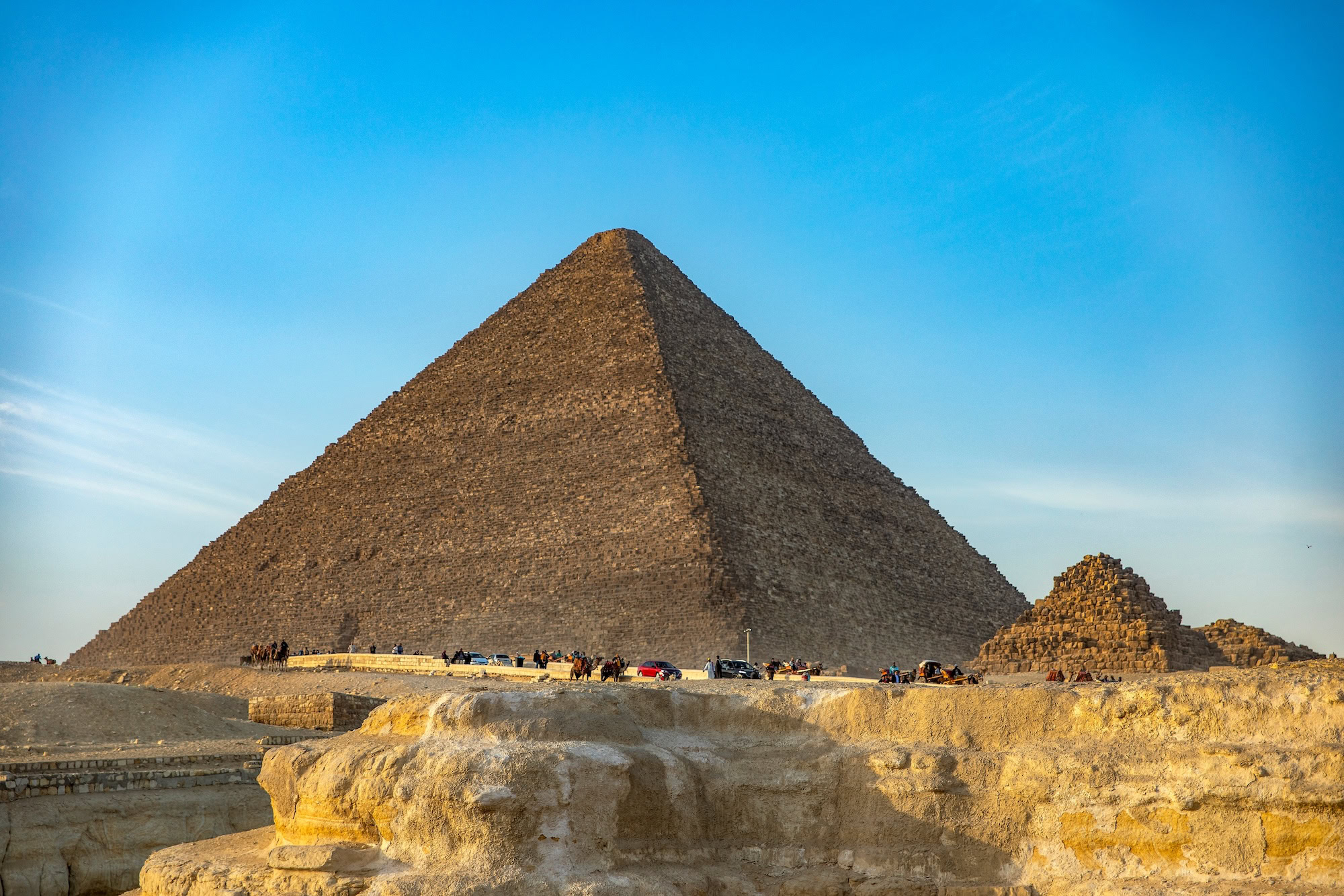 Turistas visitando la Gran Pirámide de Giza y la Esfinge en Egipto