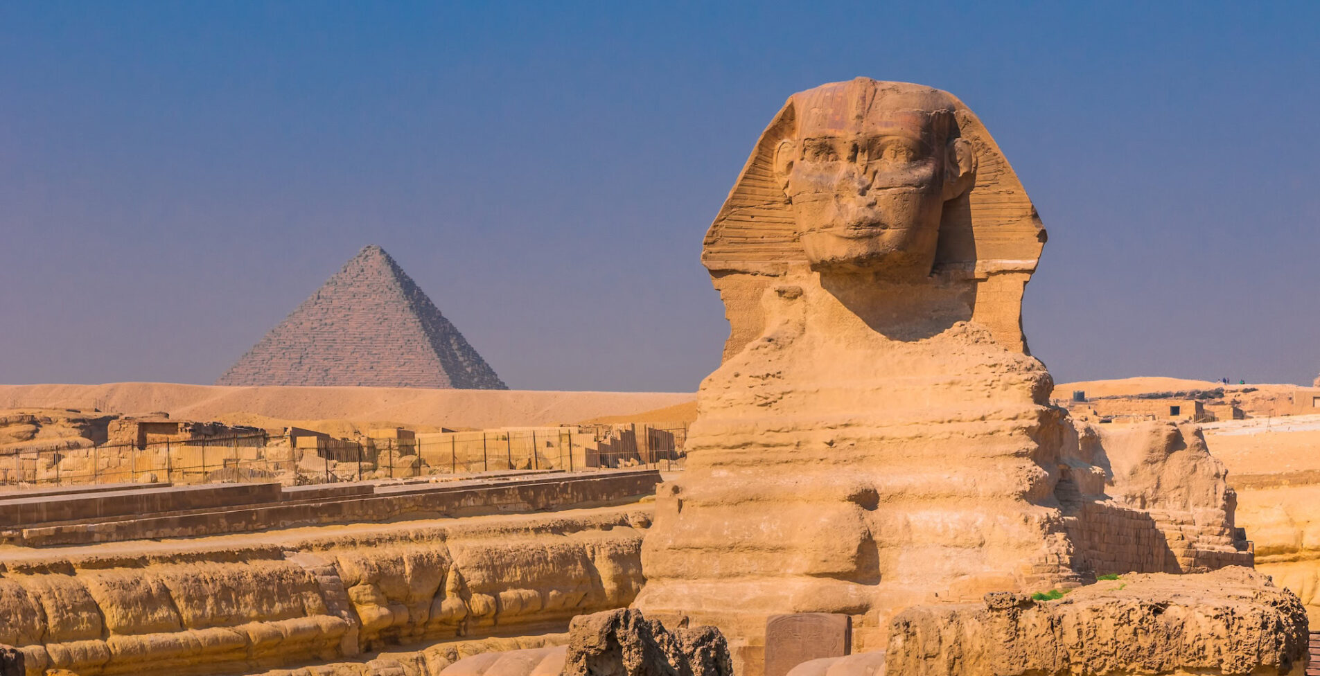 Sphinx and pyramids at Giza Cairo 1905x976 crop 55 41