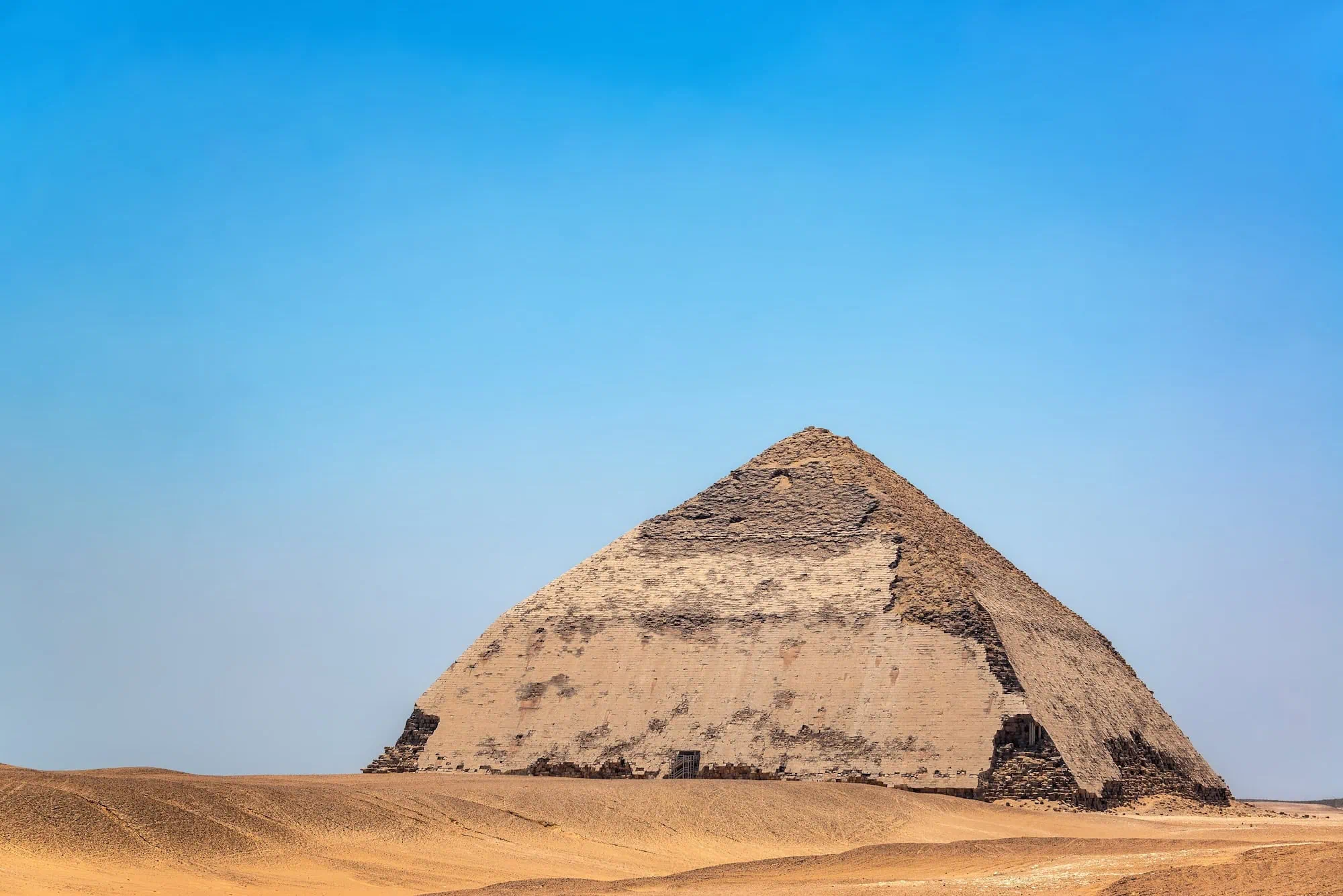 Pirámide Acodada de Dahshur en el desierto egipcio