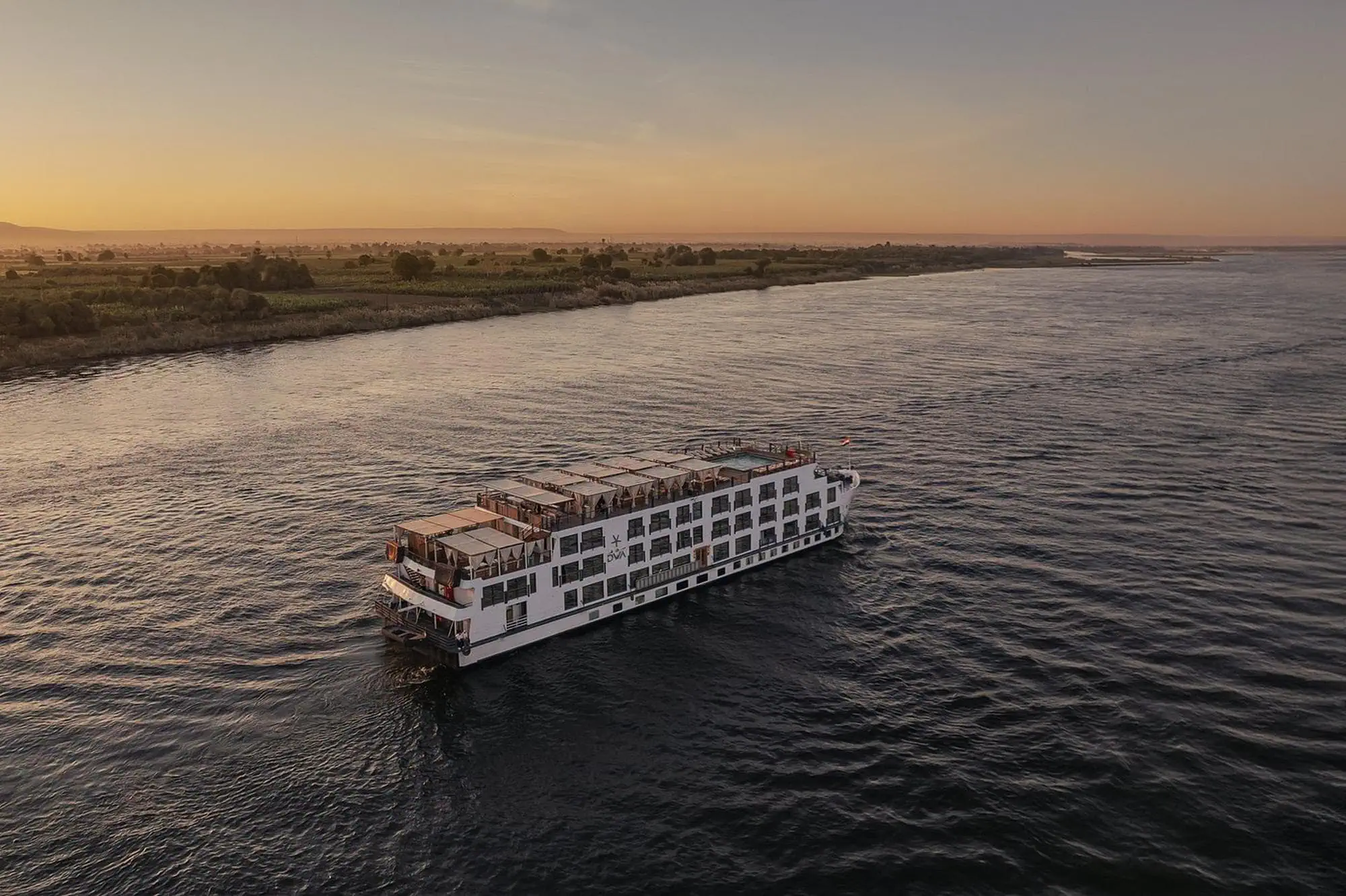 Vista aérea de crucero navegando por el río Nilo con paisaje desértico