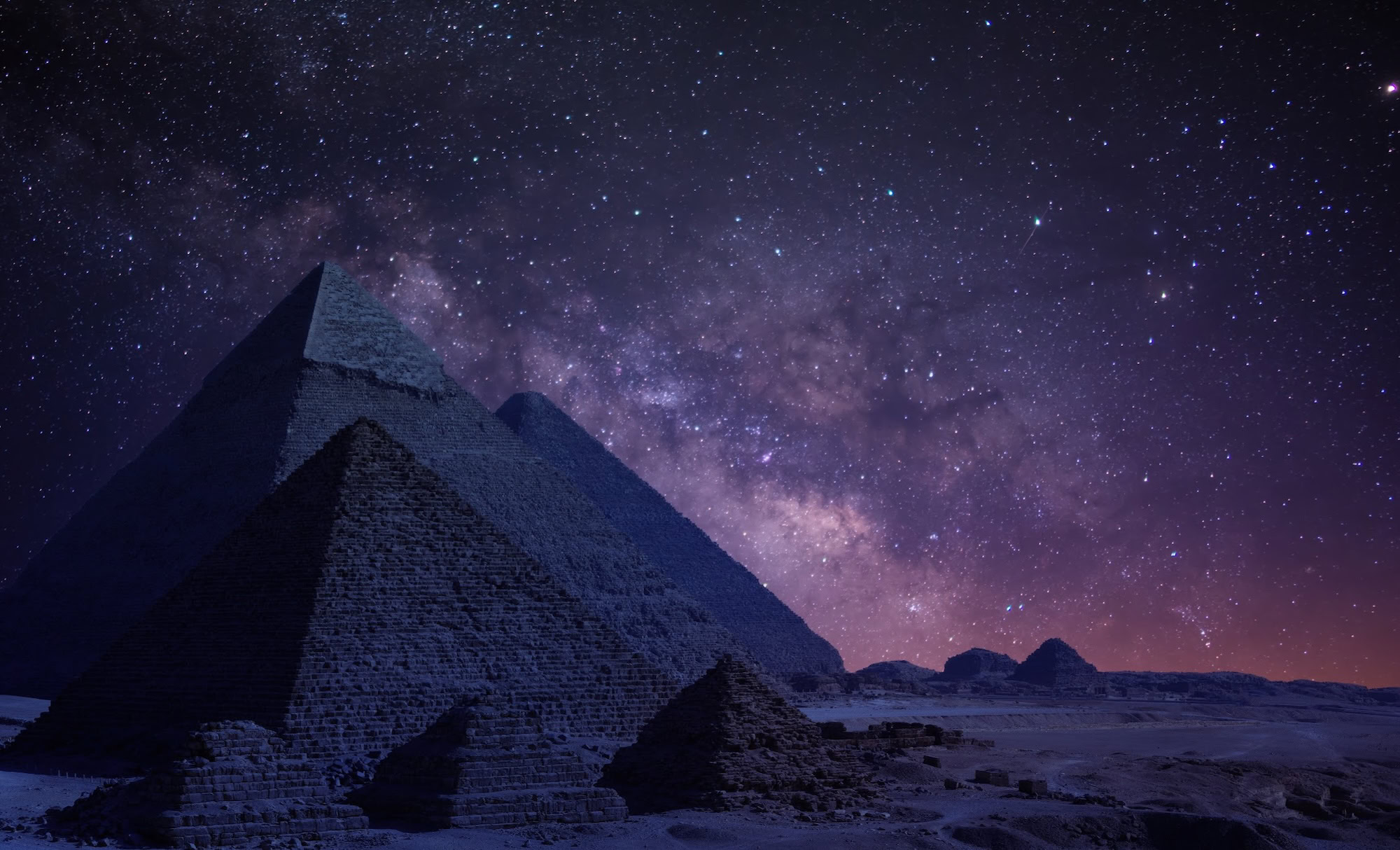 Piramidi di Giza illuminate dalla Via Lattea nel cielo stellato notturno