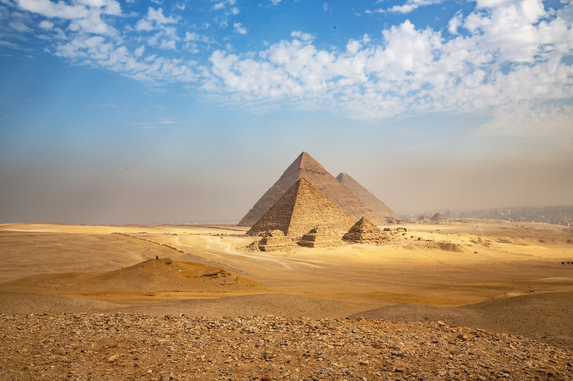 Le maestose Piramidi di Giza nel deserto sotto un cielo nuvoloso