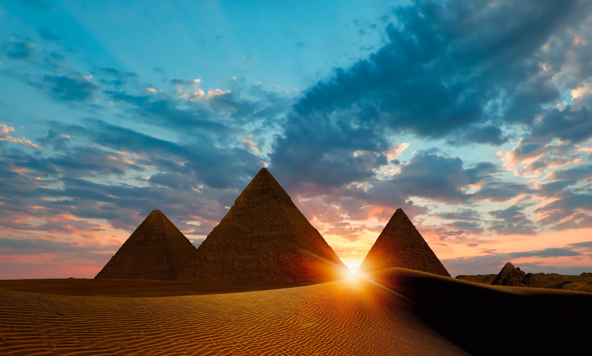 Vista maestosa delle Piramidi di Giza nel deserto egiziano