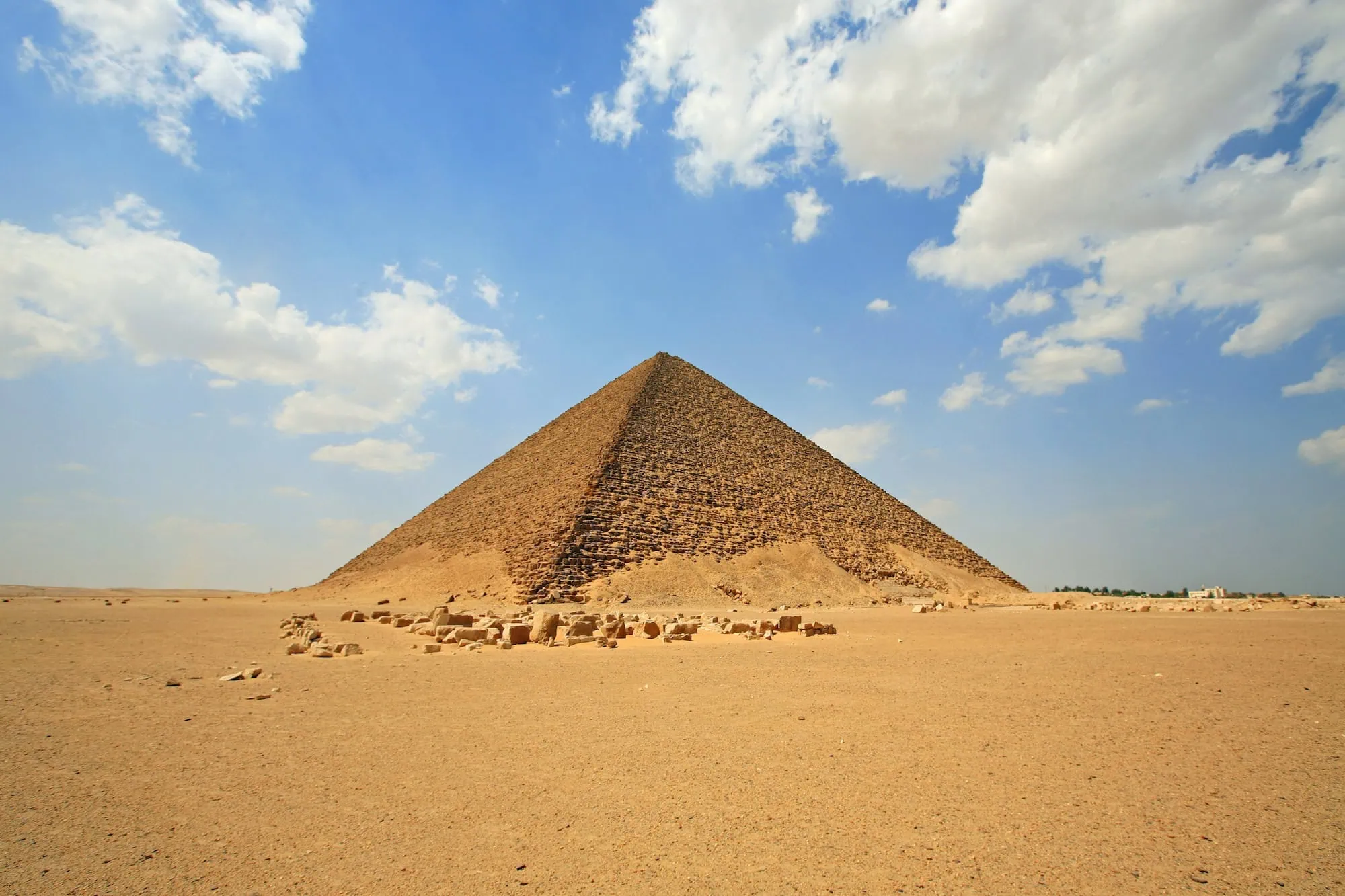 Pirâmide Vermelha de Dashur no deserto egípcio