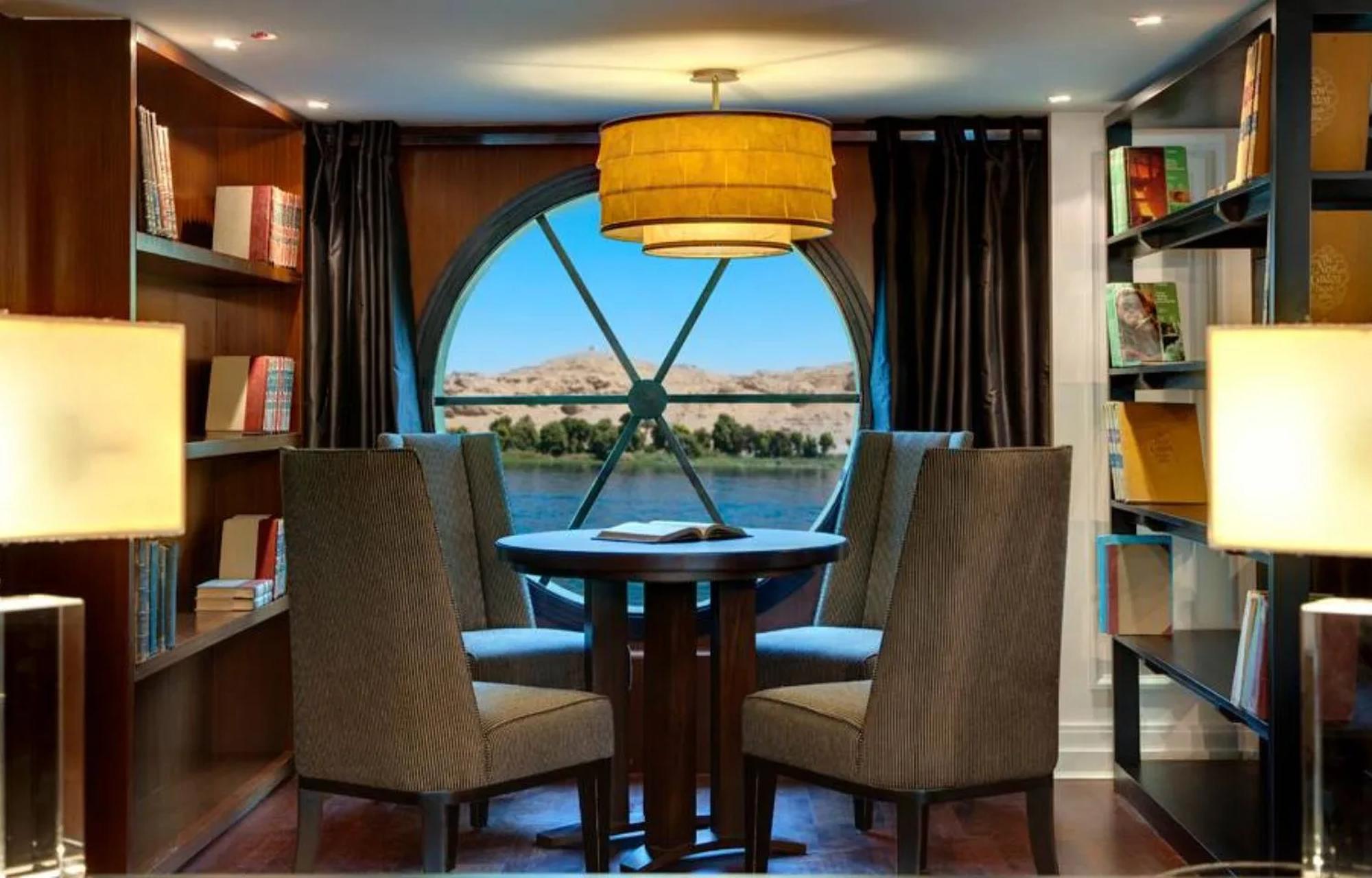 Biblioteca do cruzeiro pelo Nilo MS Esplanade