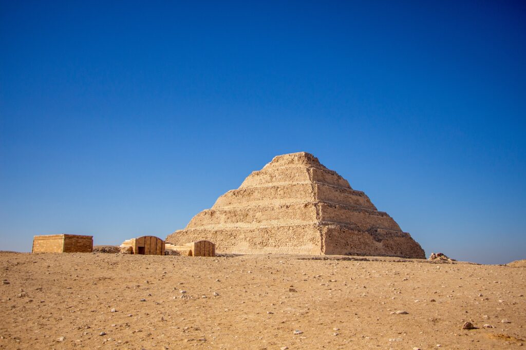Pirâmide em degraus de Djoser em Saqqara, estrutura antiga de pedra no deserto