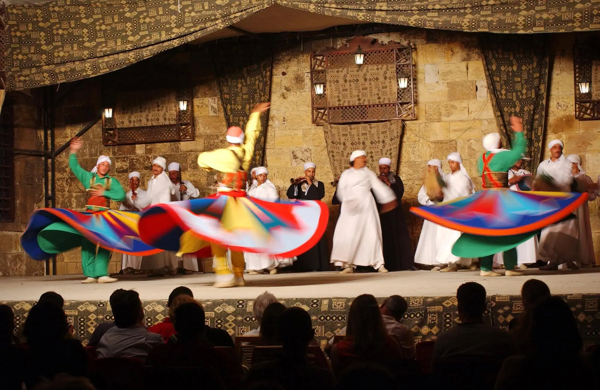 Apresentação cultural tradicional egípcia com dançarinos em trajes típicos