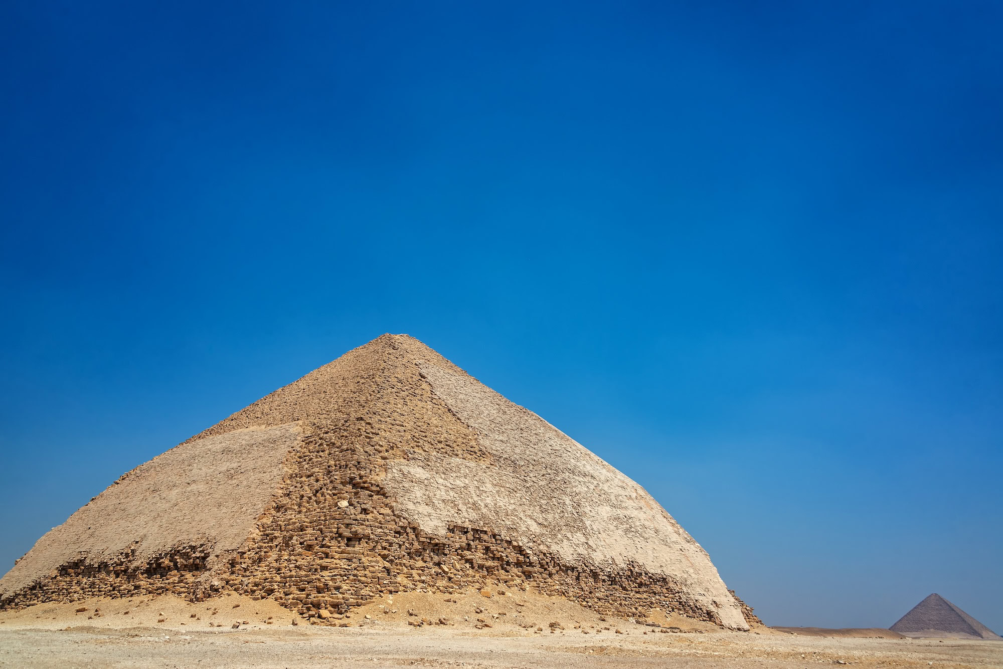 Piramide Piegata di Dahshur con caratteristica forma angolata e blocchi di calcare