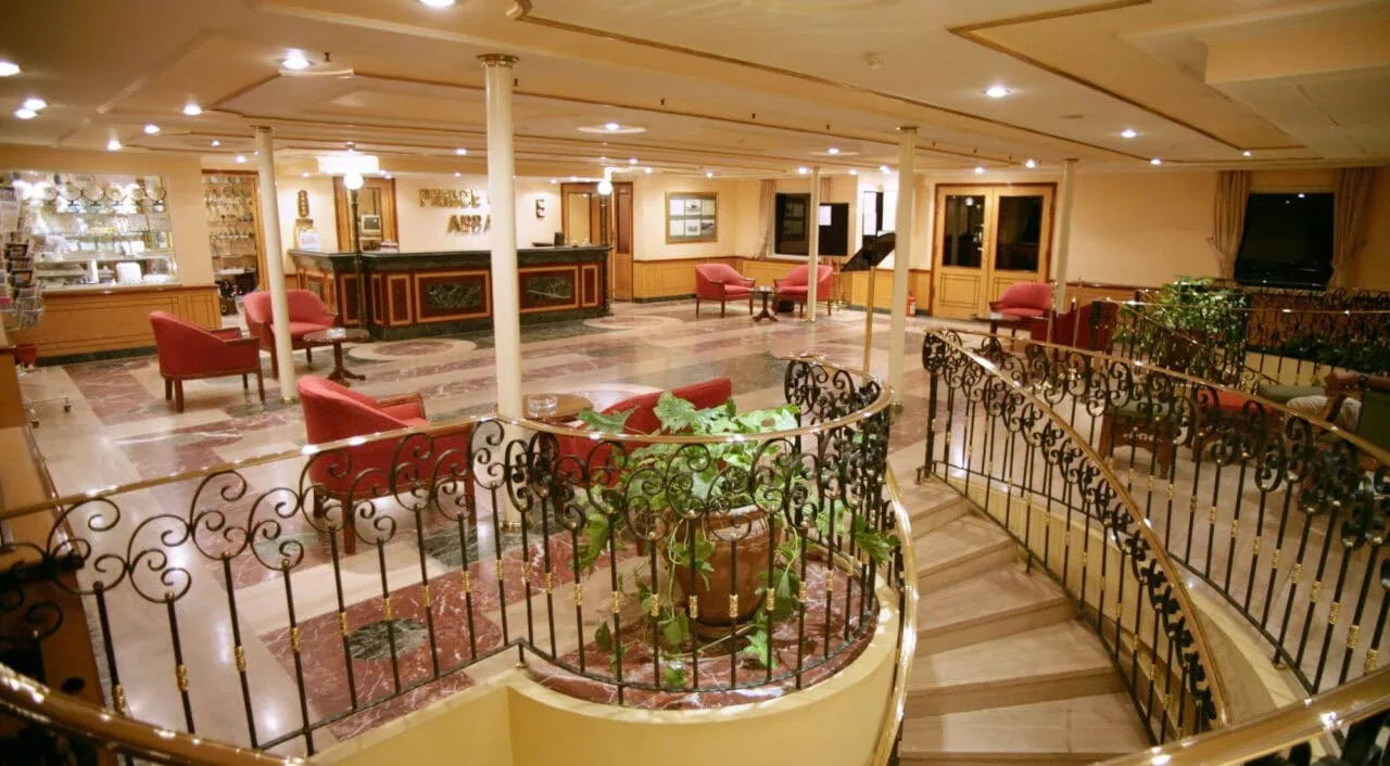 Main hall on Mövenpick Prince Abbas with classic décor
