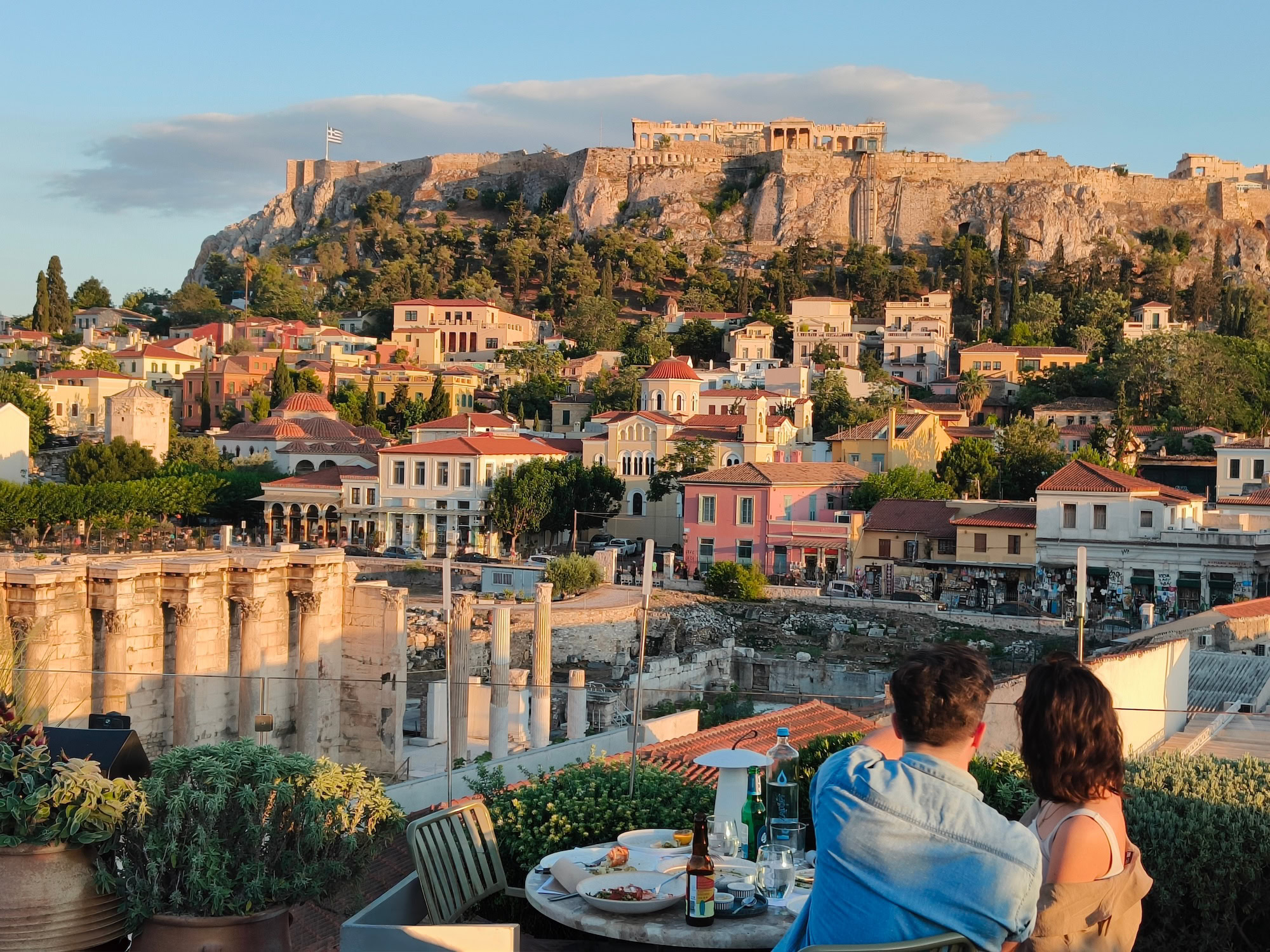 Vista de la Acrópolis y el Partenón desde una terraza en Atenas