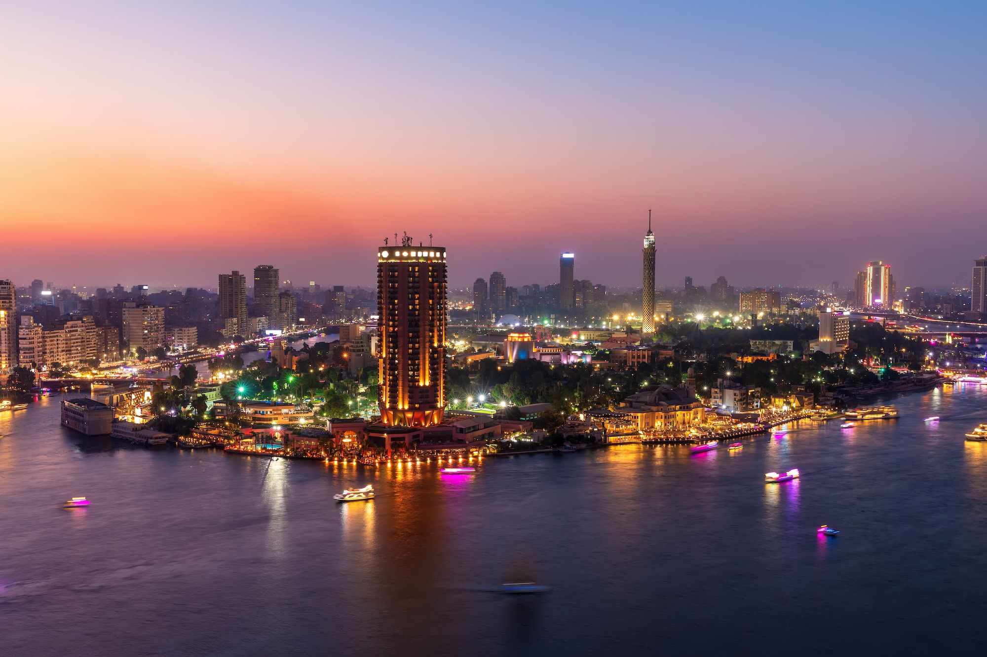 Vista del horizonte de El Cairo con el río Nilo y edificios modernos