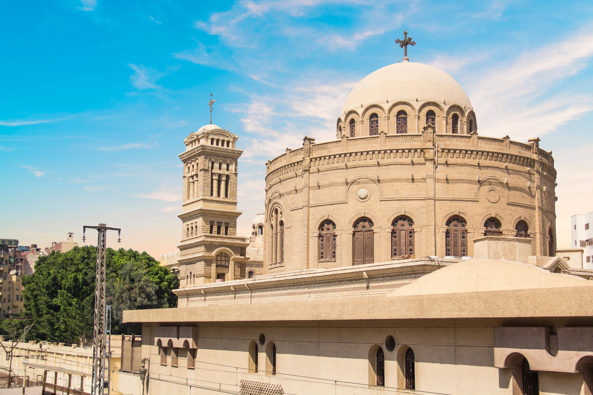 Igreja copta no Cairo com cúpula, cruz e torre sineira